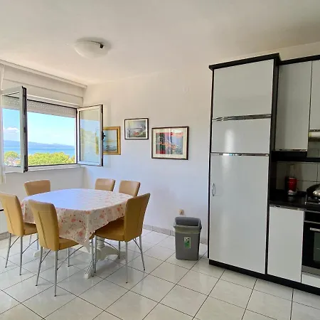 Apartment 2 Bedrooms With Sea View *